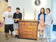 「阿木司」成員林韋佑（左起）、林建佑、董鈺華及廖沛怡，賦予老家具新生命，這件「小鹿角櫃」在五斗櫃桌面加上兩支鹿角。（呂素麗攝）