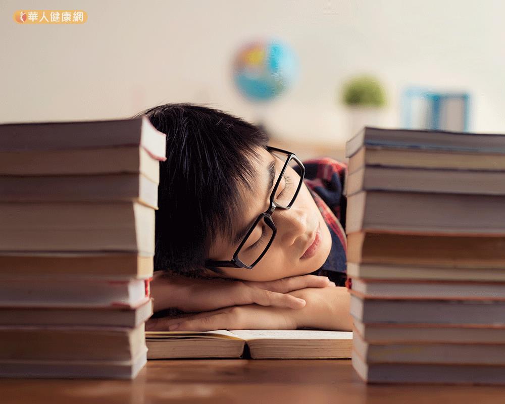 台灣睡眠醫學學會調查發現，北北基地區的青少年在失眠經驗的比例較高。