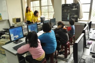 行政院長毛治國已請教育部會提升全國國中小校園網路連線速度，以今年底前全數達到光纖100M為目標。〈photo by 教育部〉