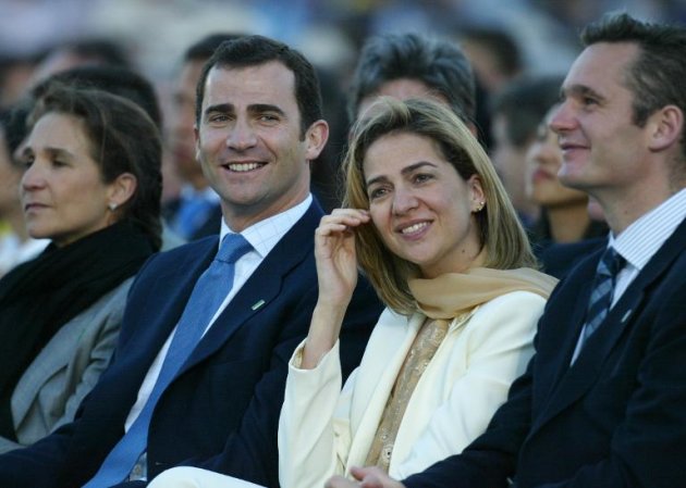 (I-D) Imagen de archivo donde aparece la princesa Elena, el príncipe Felipe, la infanta Cristina y su esposo Iñali Undargarín, en Madrid, el 4 de mayo de 2003