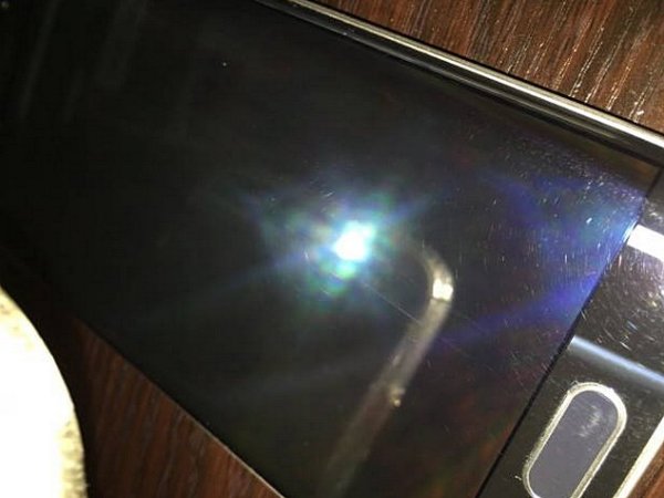 ▲部分美國消費者，反應Samsung Galaxy S6 Edge新機尚未使用，就出現機身花痕。
