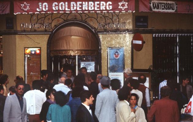 Rassemblement le 11 août 1982 devant le restaurant Jo Goldenberg rue des Rosiers à Paris, deux jours après un attentat meurtrier