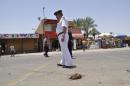 Un membre des forces de l'ordre égyptiennes au temple de Karnak à Louxor, en Egypte, où un attentat suicide a été déjoué, le 10 juin 2015