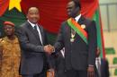Le président de transition burkinabè Michel Kafando (à d) reçoit le chef de l'Etat nigérien Mahamadou Issoufou, le 21 novembre 2014 à Ouagadoug...<br /><br />Source : <a href=