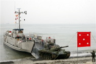 海軍登陸艇隊所轄LCU艇搭載陸戰隊M60A3戰車，順利在加祿堂海灘搶灘上岸。（軍聞社記者方正攝）