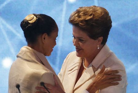 As candidatas à Presisência Marina Silva e Dilma Rousseff se cumprimentam durante debate da TV Bandeirantes em 26 de agosto. REUTERS/Paulo Whitaker