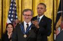 El cineasta estadounidense Steven Spielberg es condecorado por el presidente Barack Obama con la Medalla de la Libertad, el 24 de noviembre de 2015 en la Casa Blanca en Washington