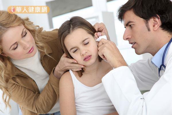 民眾如果有耳朵癢、痛、悶塞或分泌物，應及早到耳鼻喉科就診。