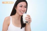 牛奶、豆漿、優酪乳3種常見飲品，究竟哪種較適合學齡孩童食用，這3者間的鈣質含量又分別為何、孰高孰低呢？
