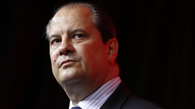 Un élu des Républicains relaie un dessin raciste, Cambadélis interpelle Sarkozy