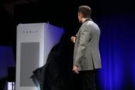 O norte-americano Elon Musk, CEO da Tesla, apresenta a bateria para casas Tesla Powerwall, em 30 de abril de 2015, em Hawthorne, Califórnia