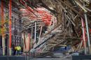 Varios técnicos observan los daños ocasionados tras derrumbarse parte de la estructura de la obra gigante 'The Passenger', del artista belga Arne Quinze, en Mons (Bélgica), el pasado 25 de diciembre de 2014. EFE/Archivo