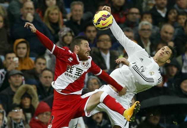 GRA315. MADRID, 08/11/2014.- El delantero del Real Madrid Cristiano Ronaldo (d) salta a por un balón con Tito, del Rayo Vallecano, durante el partido de la undécima jornada de Liga en Primera División
