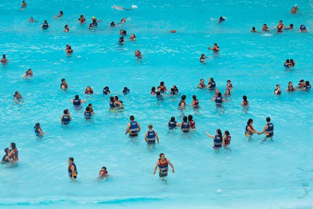 El agua de las piscinas cambia de color con la orina