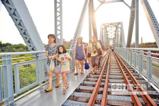 國定二級古蹟的高雄市大樹百年舊鐵橋，化身為天空步道，6日啟用再現風華，民眾搶先體驗。（呂素麗攝）
