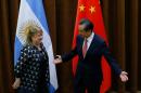 El ministro de Relaciones Exteriores de China, Wang Yi, le da la bienvenida a su par argentina Susana Malcorra durante una reunión bilateral celebrada el 19 de mayo de 2016 en Pekín