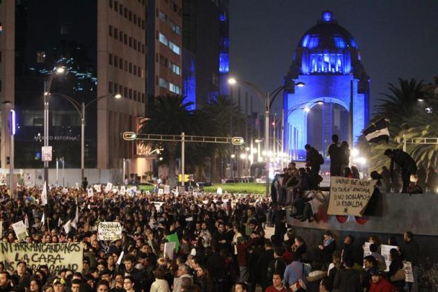 MEX119. CIUDAD DE MÉXICO (MÉXICO), 20/11/2014.- Miles de estudiantes y organizaciones sociales marcha hoy , jueves 20 de noviembre de 2014 , durante una larga jornada de protestas a nivel nacional en 