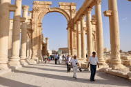 Varios turistas pasean por las ruinas de Palmira el 30 de septiembre de 2010. La destrucción de un famoso templo romano en la antigua ciudad siria de Palmira a manos de Estado Islámico es un crimen de guerra que tuvo como blanco un histórico símbolo de la diversidad del país, dijo la agencia cultural de Naciones Unidas, UNESCO, el lunes. REUTERS/Nour Fourat