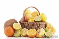 網路盛傳柑橘類等3C食品，是容易誘發偏頭痛的地雷食物。但是營養師認為，新鮮蔬果有助提升抗氧化力，多吃無妨。