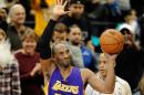 Kobe Bryant de Los Angeles Lakers saluda al público al superar a Michael Jordan como tercer máximo anotador de la NBA el 14 de diciembre de 2014
