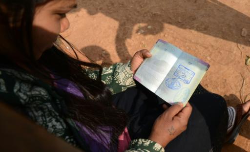 Sunita Magar montre son passeport le 25 janvier 2016 à Dhadhing au Népal de retour de Syrie