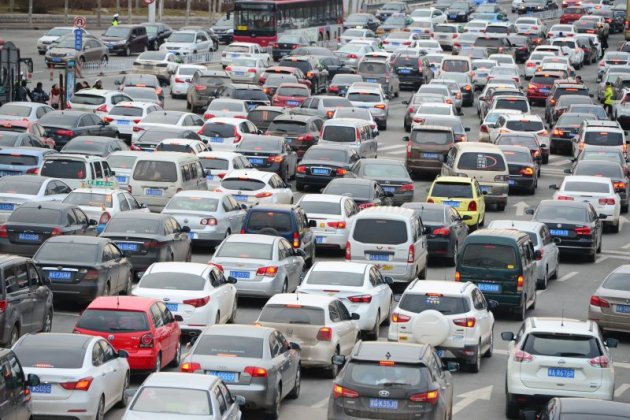 2月13日，G4京港澳高速公路石家莊裕華路收費口出現擁堵。（新華社）