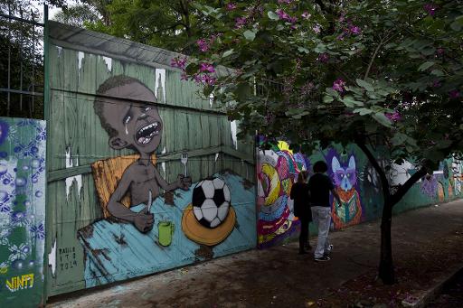 Un enfant pleurant de faim devant un ballon, phénomène internet du Mondial A02cd1118fd62defbaf27d400ee6075b3fdb48aa