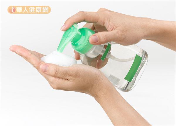 經常洗手或是使用消毒液保持手部清潔，有助預防疾病。
