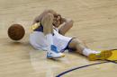 Klay Thompson, de los Warriors de Golden State, yace en el piso luego de recibir un golpe en la cabeza durante el partido del 27 de mayo de 2015, frente a los Rockets de Houston (AP Foto/Tony Avelar, archivo)
