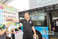 優化公車專用道7月8日上路，交通局長王義川21日在「白海豚車站」，介紹優化公車專用道「123」原則。（黃國峰攝）