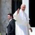 El Papa Francisco saluda luego de una audiencia general en la Plaza de San Pedro en el Vaticano