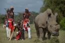 Des membres de l'équipe de cricket des "guerriers Massaï" posent près de Sudan, dernier rhinocéros blanc du Nord m...<br /><br />Source : <a href=