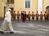 El papa Francisco camina frente a los guardias suizos al final de una audiencia con el presidente de Senegal en el Vaticano, el martes 18 de noviembre de 2014. (Foto AP/Andrew Medichini, Pool)