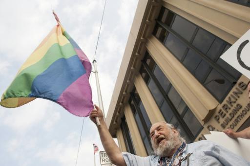 Homem agita bandeira do orgulho gay durante protesto em Ashland, Kentucky, no dia 3 de setembro de 2015