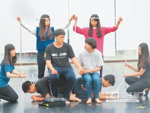 草草戲劇節邁入第7屆，學生以繩索變化框圍出舞台道具，富饒智慧與趣味。（王瑄琪攝）