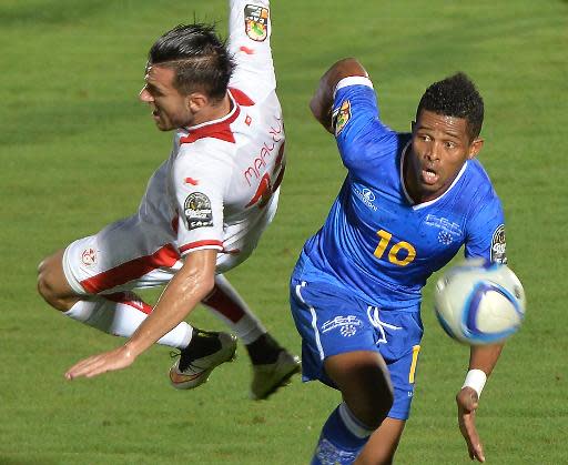 El defensa de Túnez Ali Maaloul (i) desafía el delantero de Cabo Verde Heldon durante un partido de la Copa de África en Guinea Ecuatorial el 18 de enero de 2015