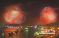 　驚豔！　　高雄燈會最大亮點是「大港花火秀」，首創在1000公尺長防波堤，施放高空煙火，結合山、海、河、港美景，美到令人讚嘆。（王錦河攝）