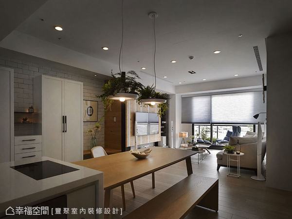 黃翊峰&李羽芝設計師購自日本設計展的植栽吊燈，在室內綴點清新綠意，也畫龍點睛成為空間亮點。