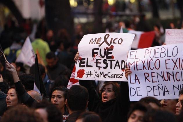 MEX100. CIUDAD DE MÉXICO (MÉXICO), 20/11/2014.- Miles de estudiantes y organizaciones civiles marchan hoy, jueves 20 de noviembre de 2014 , al inicio de una larga jornada de protestas a nivel nacional