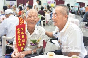 嘉有老爸↑↑101歲陳萬成（左）是雲縣有史以來最老、也最平凡的模範老爸，右為79歲的二兒子陳清淵。（周麗蘭攝）