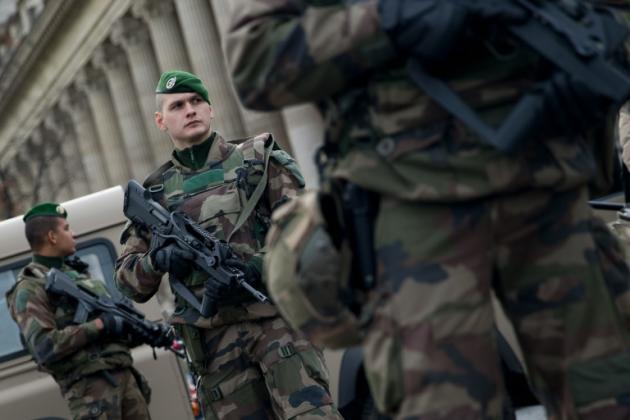 Militaires déployés le 30 décembre 2015 devant Notre-Dame à Paris