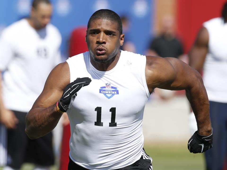 Montreal Alouettes sign openly gay defensive end Michael Sam