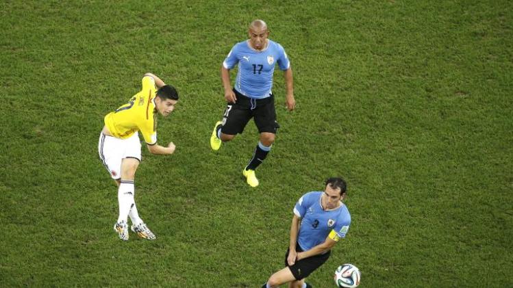 El colombiano James Rodríguez (i) remata desde fuera del área para anotar un gol contra Uruguay el 28 de junio de 2014 en Río de Janeiro, en los octavos de final del Mundial de Brasil