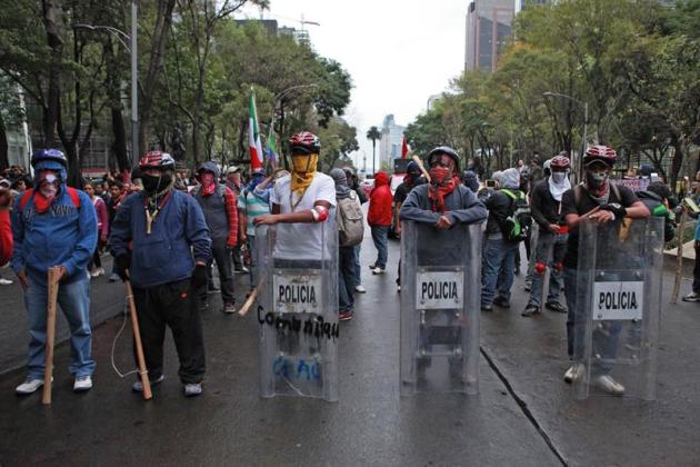 MEX96. CIUDAD DE MÉXICO (MÉXICO), 20/11/2014.- Miles de estudiantes y organizaciones sociales marchan hoy, jueves 20 de noviembre de 2014 , al inicio de una larga jornada de protestas a nivel nacional