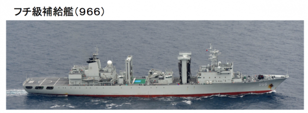 跟隨遼寧艦出航的高郵湖號（福池級）補給艦。（統合幕僚監部資料照）