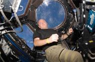 美太空人凱利在太空待了近一年 長高5公分