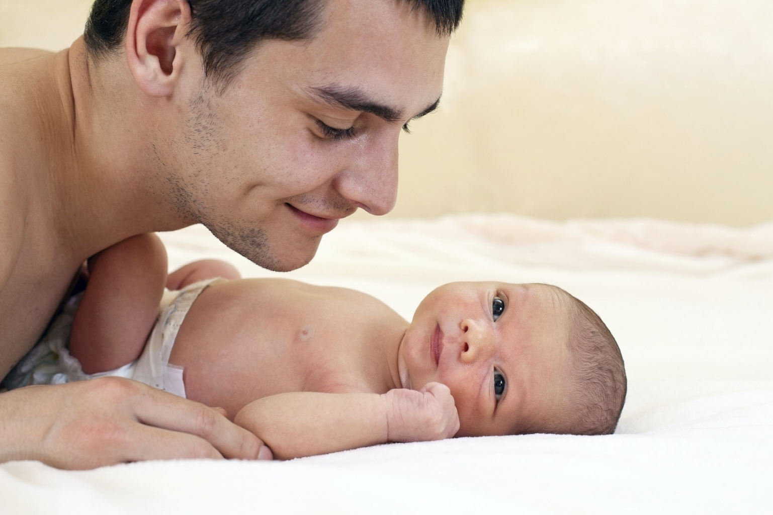 مهام يومية للأب بعد ولادة الطفل Dad-with-newborn-jpg_133342
