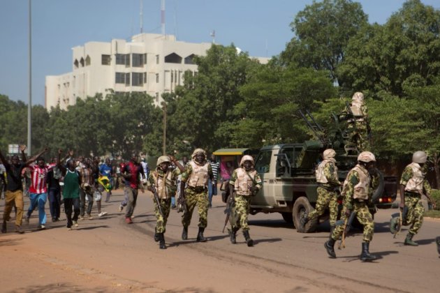 Près du Parlement à Ouagadougou. Le chef de l'armée du Burkina Faso a annoncé jeudi la dissolution de l'Assemblée nationale et la formation d'un gouvernement de transition pour une durée de 12 mois, sans préciser qui en prendrait la tête. /Photo prise le 30 octobre 2014/REUTERS/Joe Penney