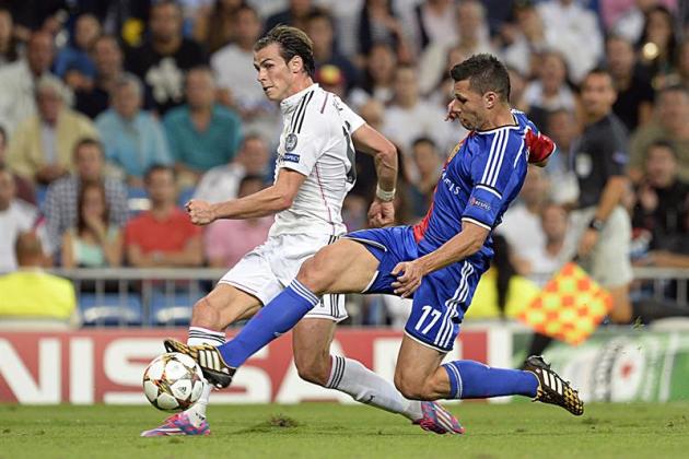 FUR09 MADRID (ESPAÑA) 16/09/2014.- El centrocampista galés del Real Madrid, Gareth Bale (i) da un pase ante la presencia de Marek Suchy (d) del FC Basilea durante el partido de la primera jornada de l