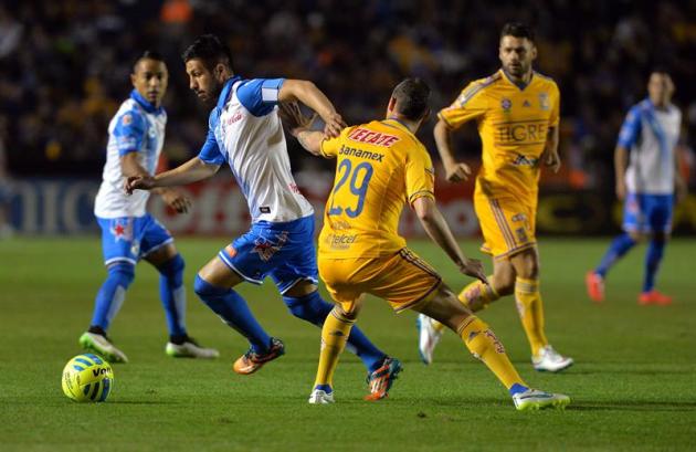 MEX44. MONTERREY (MÉXICO), 07/02/2015.- Jesús Dueñas (d), de Tigres, disputa el balón con Luis Noriega (i), de Puebla, hoy sábado 7 de febrero de 2015, durante el partido correspondiente a la jornada 